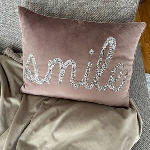 Smile pillow like new velvet